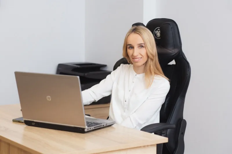 Strona sprzedażowa wydawnictwa – kobieta pracująca przy laptopie